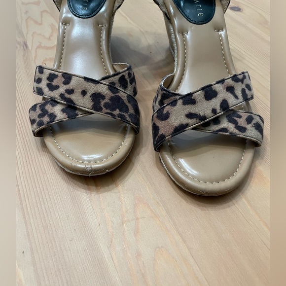 Kelly & Katie Cheetah Wedge Ankle
Strap Heel Size 8 - Picture 2 of 16